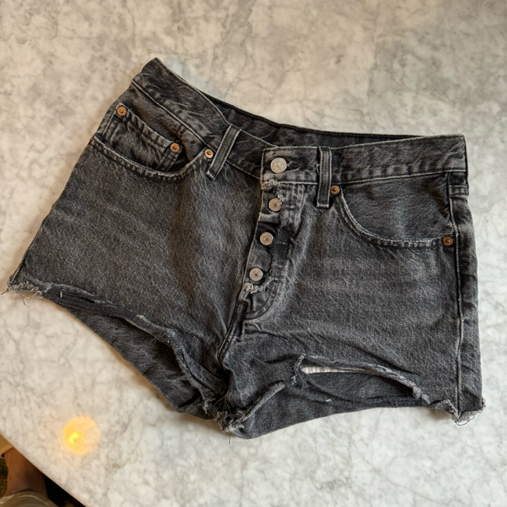 Levi’s mid rise black Jean shorts